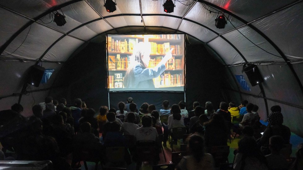 &ldquo;Renkli Hayaller Sahnesi&rdquo; Hatay&rsquo;da depremzede &ccedil;ocuklarla &ccedil;adırda buluştu