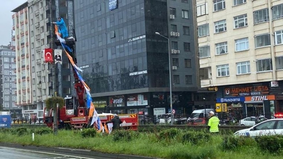 Rize'de CHP'nin afişleri s&ouml;k&uuml;l&uuml;p &lsquo;kaza var&rsquo; diye yol kesilerek AKP afişleri asılıyor&hellip;