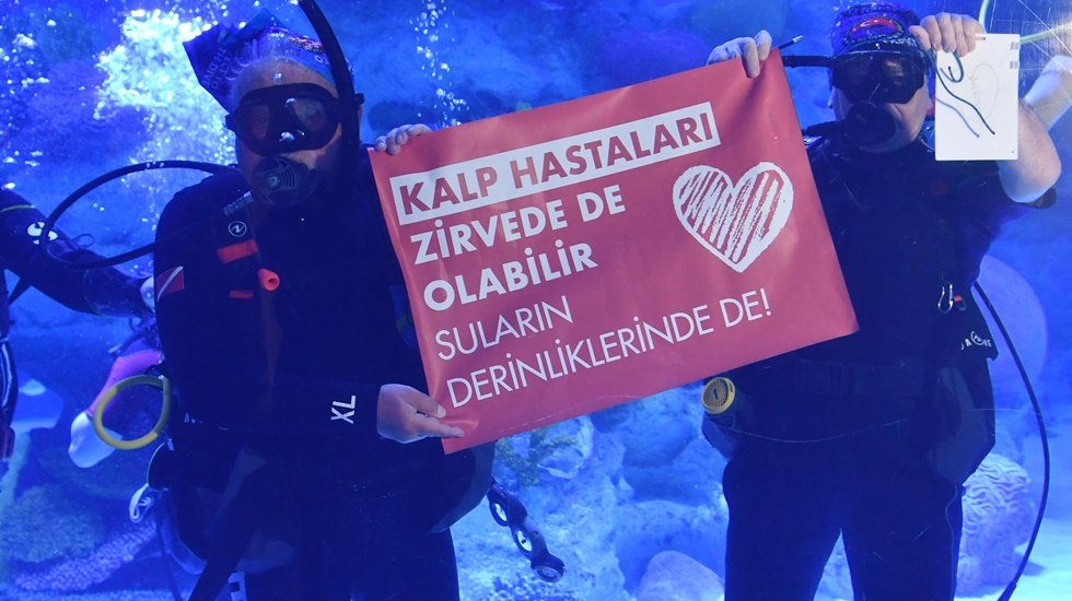 Sağlıkçılar kanser ve kalp farkındalığı için serbest dalış yaptı