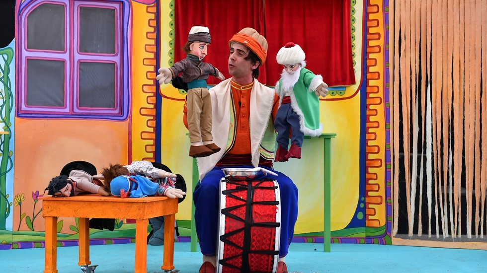 Şehir Tiyatrosu &lsquo;D&uuml;nyanın Eski Zamanlarında&rsquo; Oyununu Sahneledi