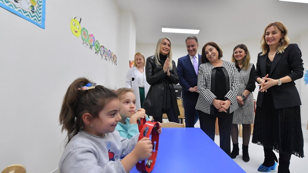 Selvi Kılı&ccedil;daroğlu, Beylikd&uuml;z&uuml;&rsquo;nde &ccedil;ocuklarla...