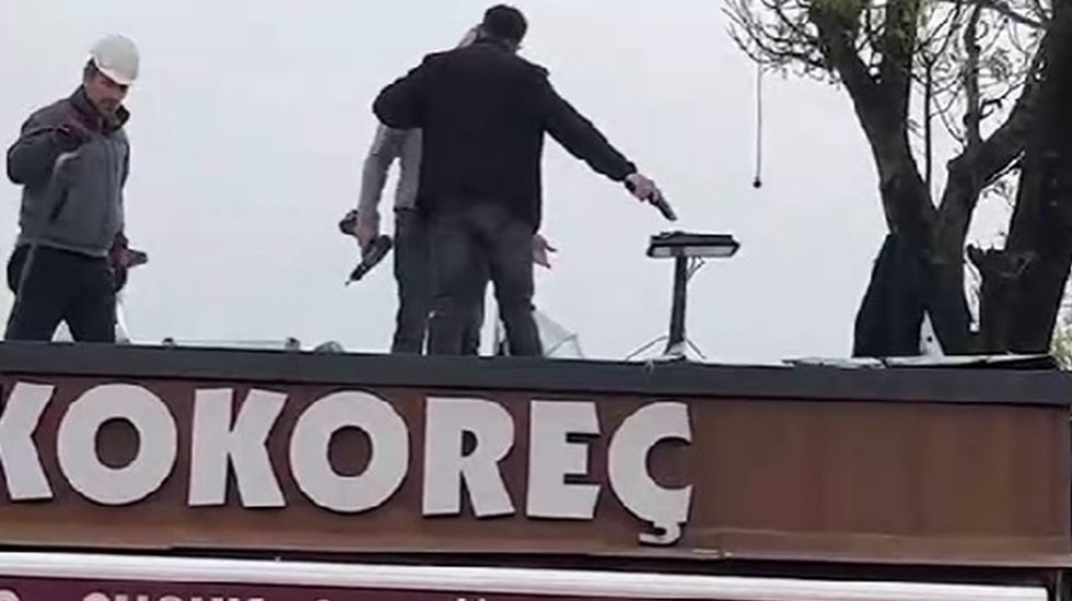 &Uuml;sk&uuml;dar'da ka&ccedil;ak kafe yıkımında zabıtaya silah &ccedil;ekildi