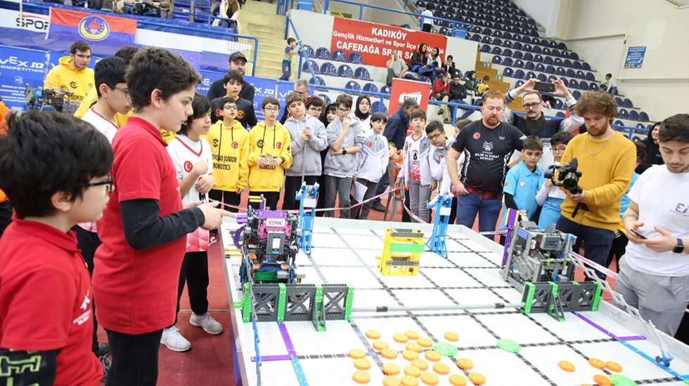 VEX IQ Turnuvası’nda Küçükçekmeceli öğrencilere 2 büyük ödül