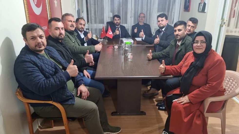 YRP'de &ldquo;kadın - erkek yan yana oturamaz&rdquo; kavgası