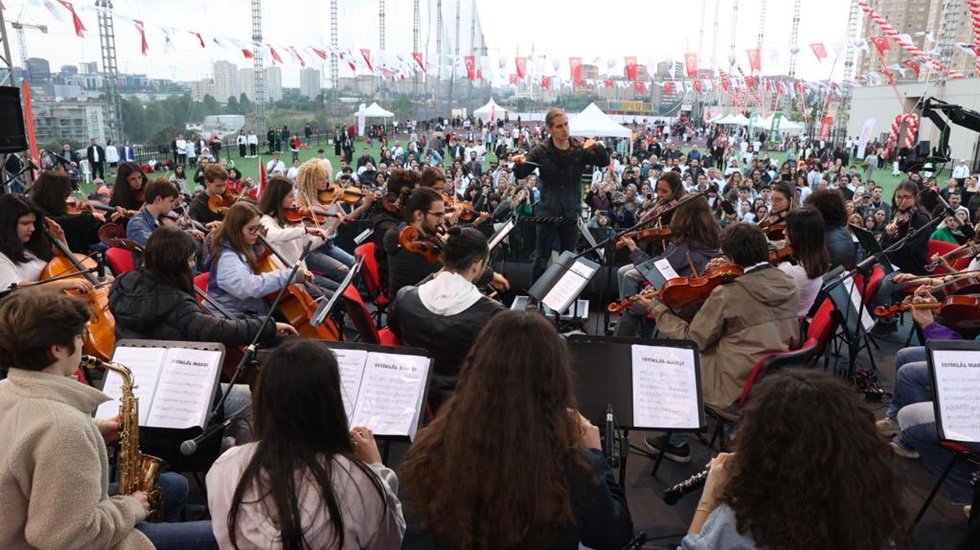 Ataşehirli gençler bayramın tadını Ozbi ve Kamufle ile çıkardılar