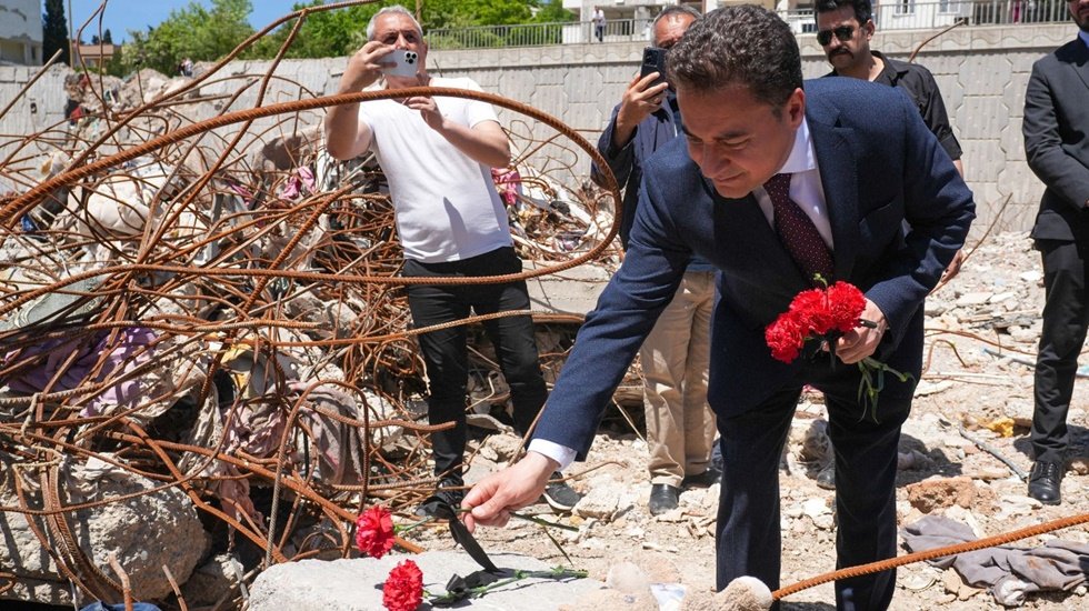 Babacan, Kahramanmaraş&rsquo;ta Ebrar sitesi enkazına karanfil bıraktı