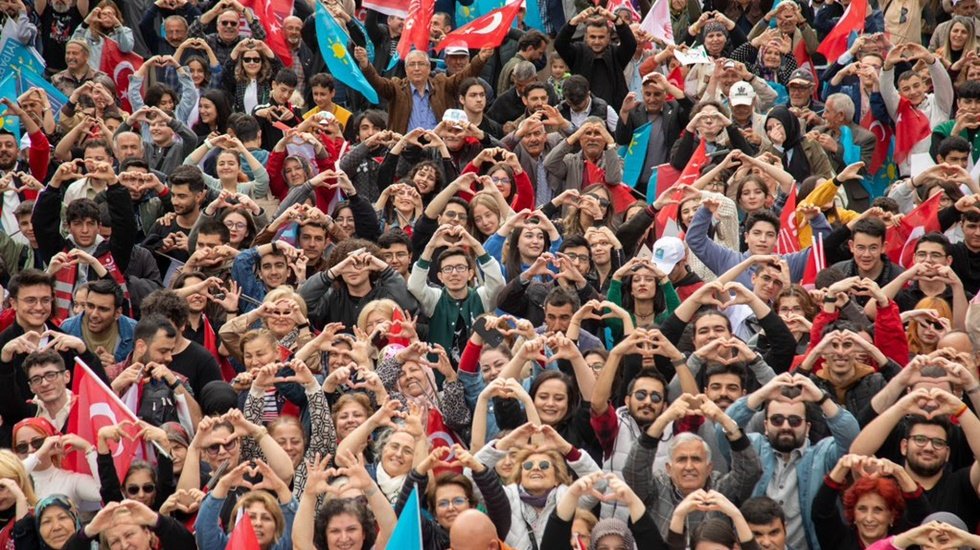 Bir devlet adamının kendi maaşını &ouml;deyen insanları azarlama hakkı var olamaz!