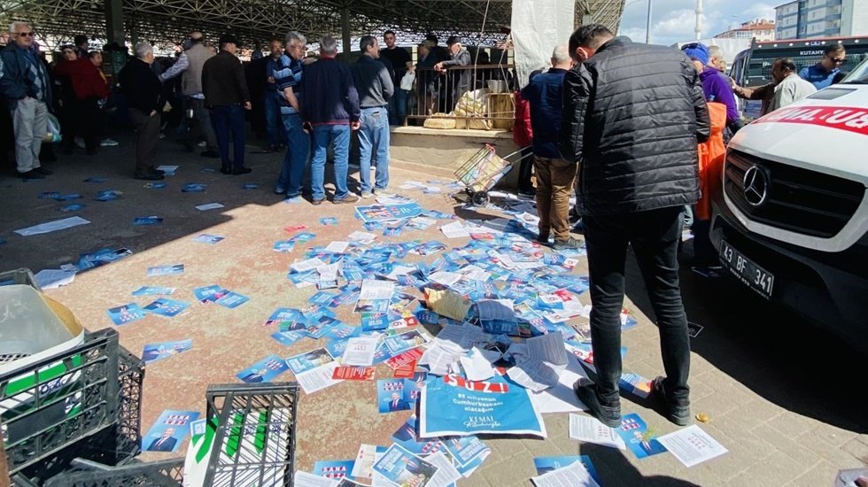 CHP'lilere saldırıp, 'Sizi bu &uuml;lkede yaşatmayacağız' diye  tehdit ettiler