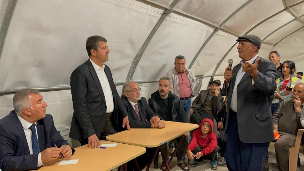 Deprem b&ouml;lgesinde ev sahipleri konteynerlere yerleşirken kiracılar kara kara d&uuml;ş&uuml;n&uuml;yor...