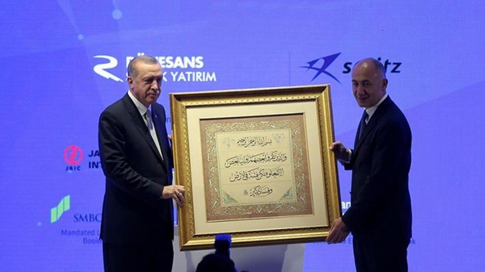 Deprem konutları Saray&rsquo;ın m&uuml;teahhitti R&ouml;nesans Holding&rsquo;e 3 milyar 89 liraya ihale edildi&hellip;