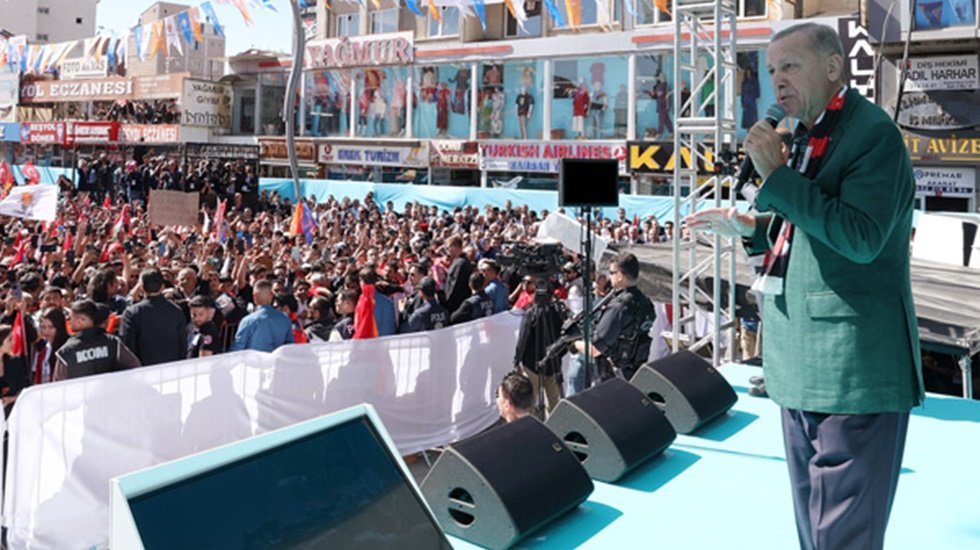 Erdoğan Van'da yalılarla &ouml;v&uuml;nd&uuml;: "Van Denizi'nin kıyısını adeta yalılarla donattık"
