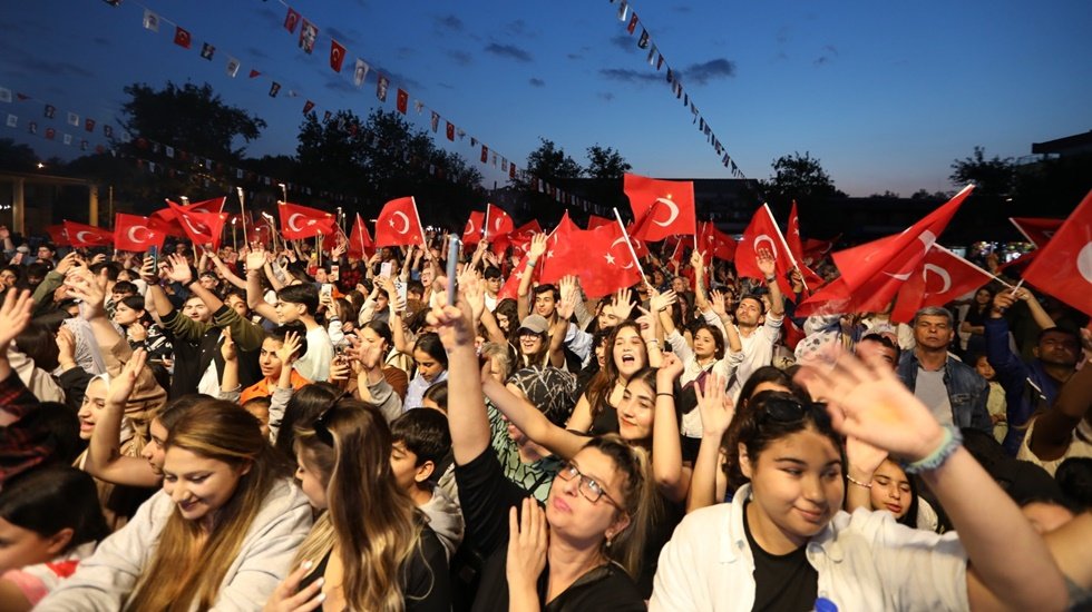 Fo&ccedil;a, Gen&ccedil;lik Bayramını kutladı