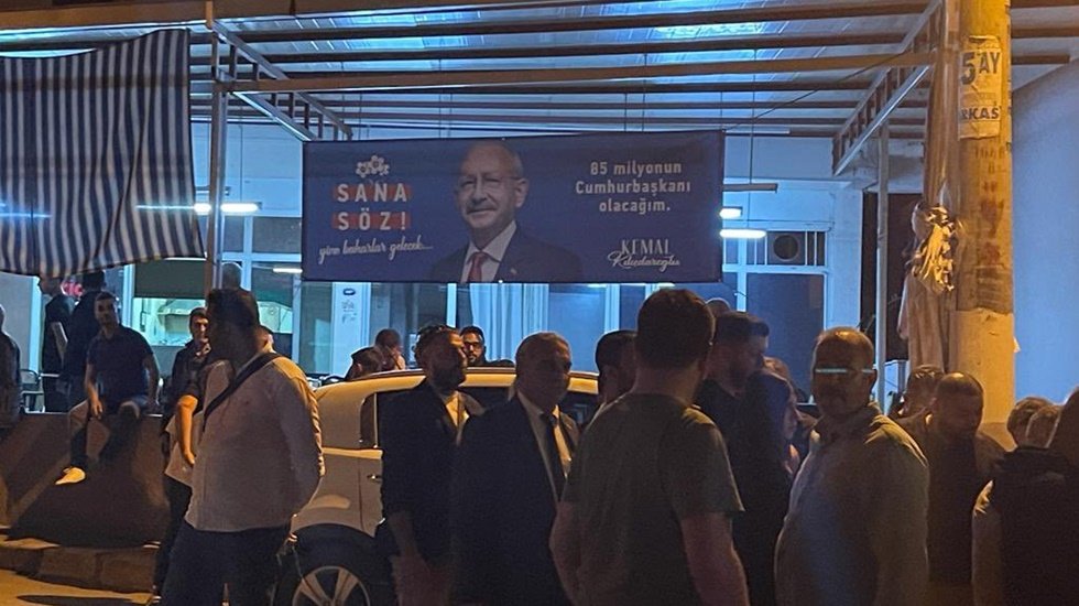 İzmir'de CHP'nin se&ccedil;im afişlerinin bulunduğu kıraathaneye saldırı