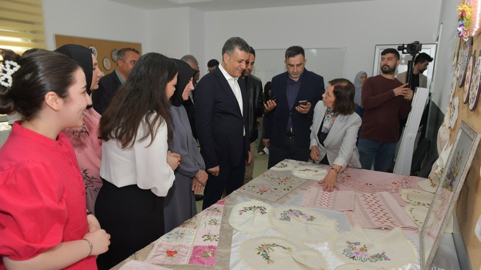 Kadınların ürettiği el emeği ürünler sergilendi
