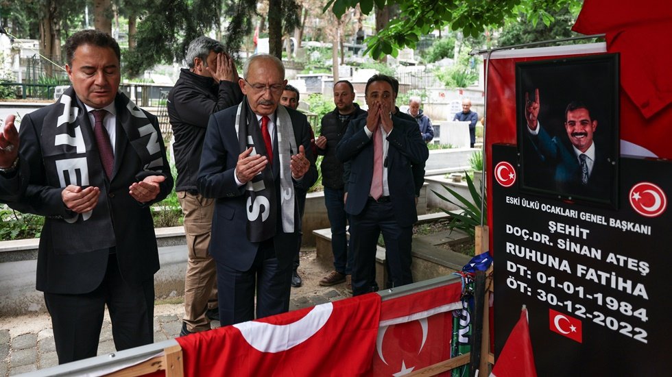 Kemal Kılı&ccedil;daroğlu, Sinan Ateş&rsquo;in mezarını ziyaret etti