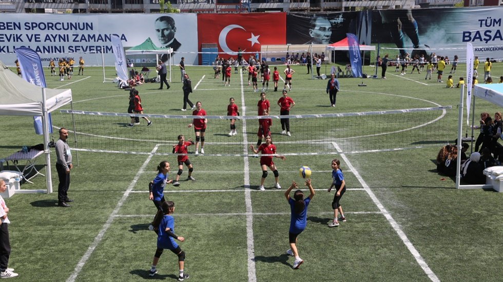 Küçükçekmece’de voleybol şenliği…