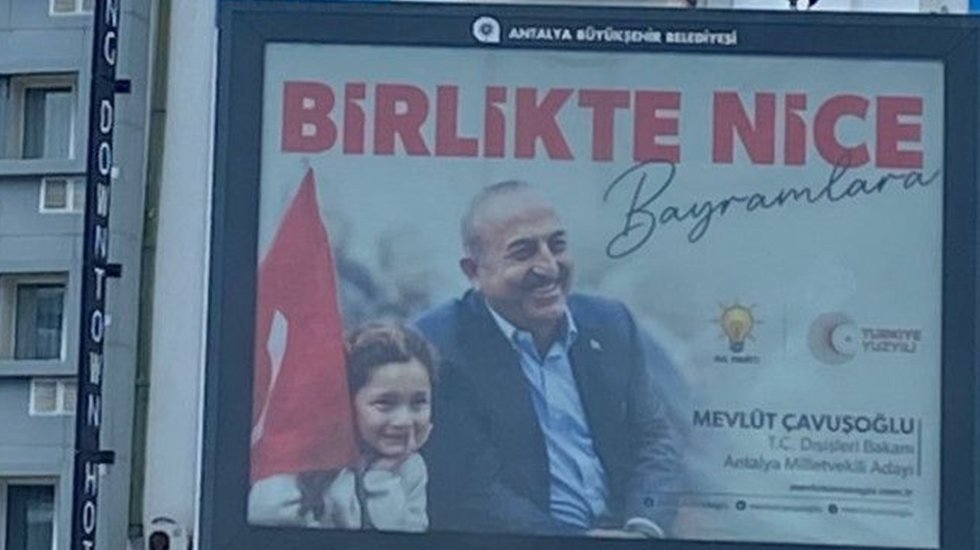 Mevl&uuml;t &Ccedil;avuşoğlu'nun afişleri kaldırılacak...