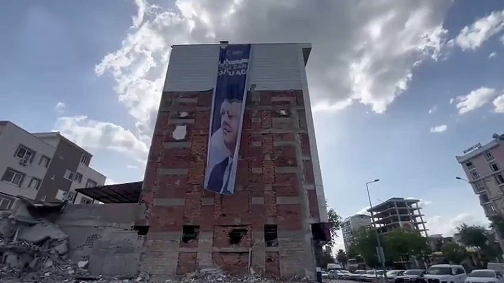 Onlarca kişiye mezar olan İsias Otel enkazının karşısına Erdoğan'ın afişini astılar