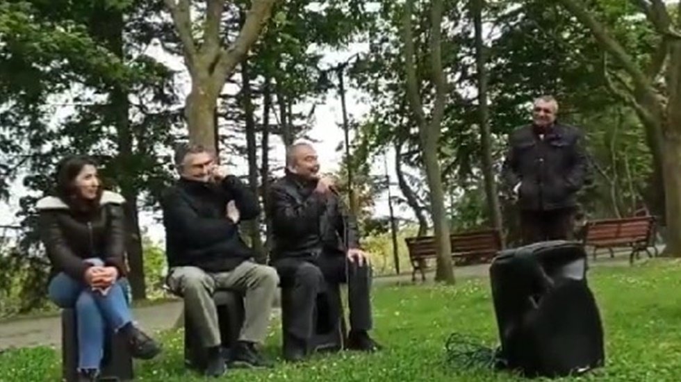 Sırrı S&uuml;reyya &Ouml;nder'in 'devrilen sandalye' videosu viral oldu: 'İnşallah Tayyip'in tahtı da b&ouml;yle devrilir'