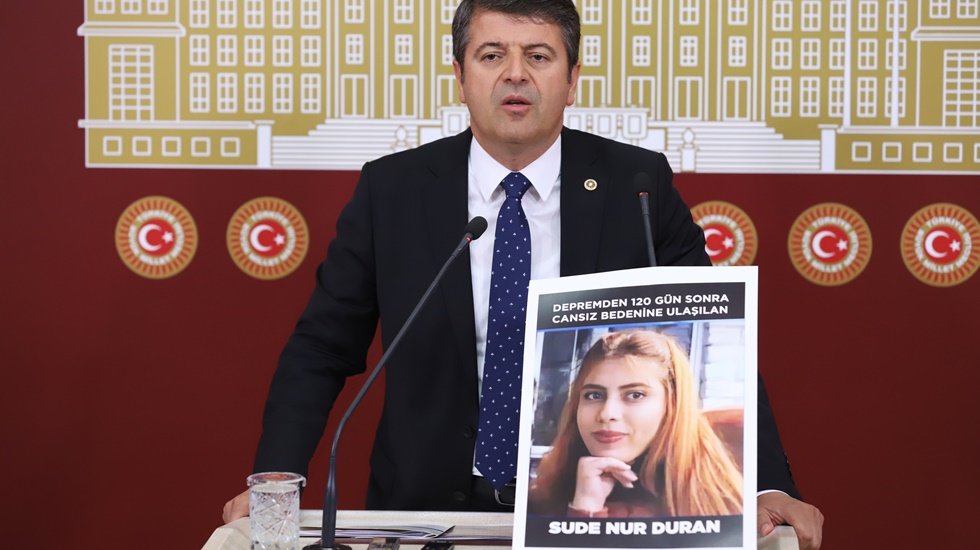 Adıyaman&rsquo;da depremzedeler asbest i&ccedil;eren kirli havayı soluyor. Pis su i&ccedil;iyor!