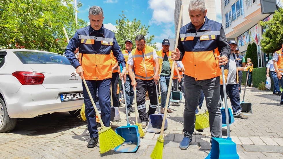 Belediye Başkanı farkındalık i&ccedil;in sokakları s&uuml;p&uuml;rd&uuml;