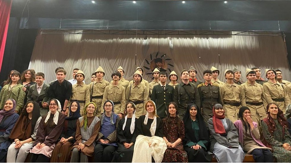 &Ccedil;anakkale Tiyatrosu ayakta alkışlandı&nbsp;