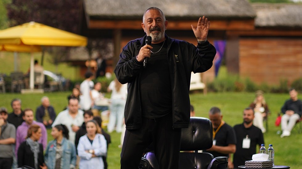 Cem Yılmaz Gen&ccedil;lik Festivali&rsquo;nde hem sanata hem kahkahalara doyurdu