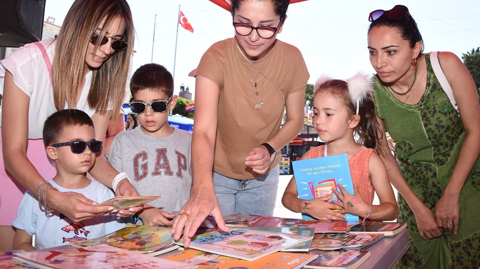 Fo&ccedil;a&rsquo;daki Kitap Şenliğinde 2 bin adet kitap &uuml;cretsiz dağıtıldı