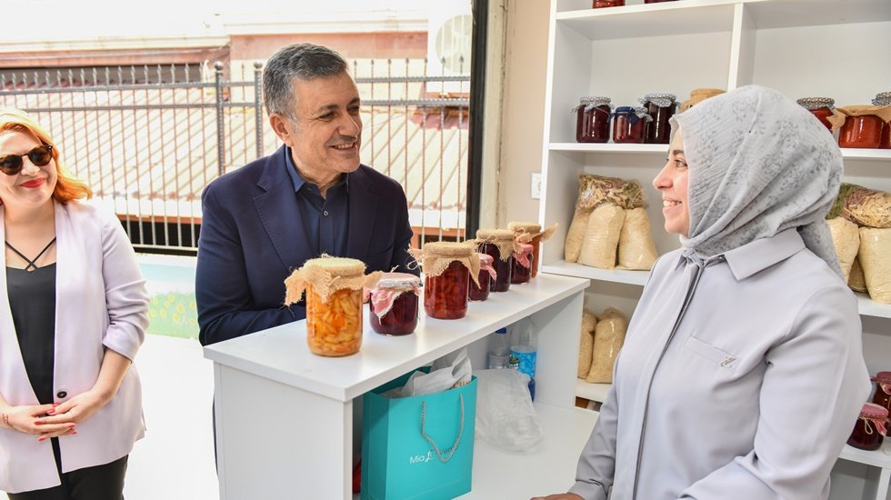Kadınların emekleri kazanca dönüştürmesi için satış stantları açıldı