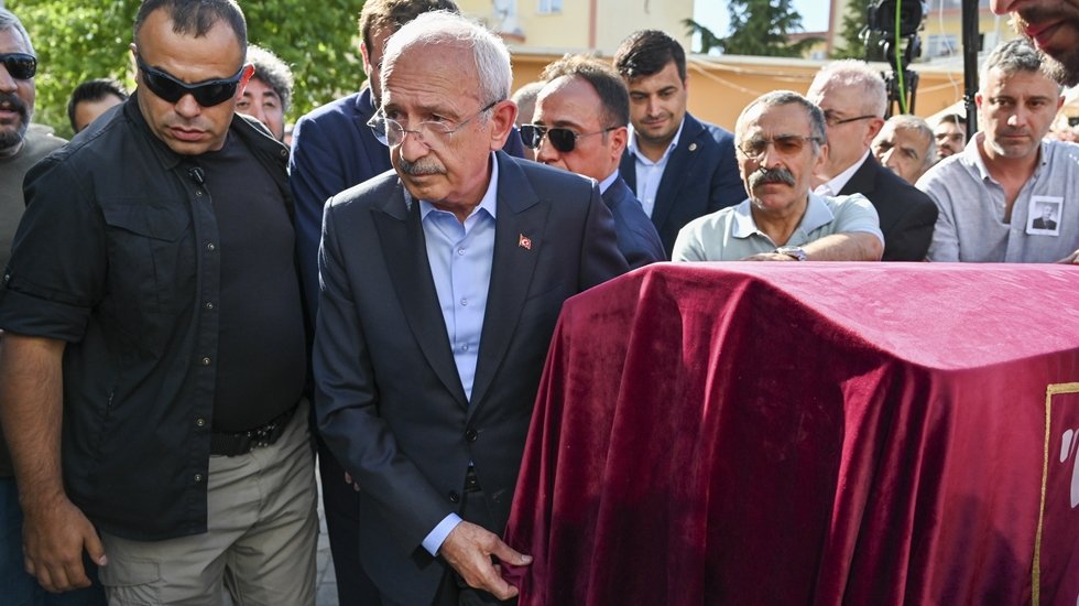 Kılı&ccedil;daroğlu, Dayısı H&uuml;seyin G&uuml;nd&uuml;z&rsquo;&uuml;n cenaze t&ouml;renine katıldı