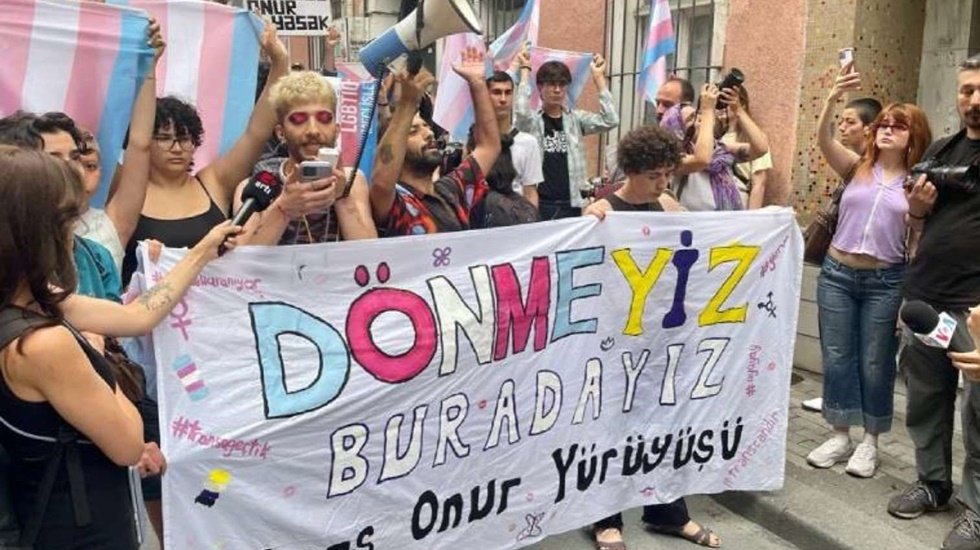 LGBTİ+ Onur Y&uuml;r&uuml;y&uuml;ş&uuml;ne polis m&uuml;dahale etti: G&ouml;zaltılar var