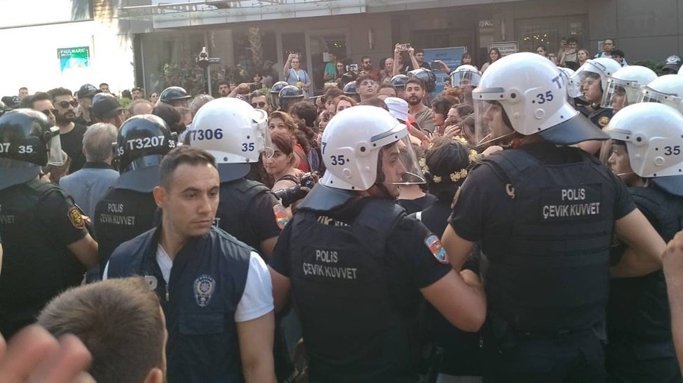 LGBTİ+ Onur Y&uuml;r&uuml;y&uuml;ş&uuml;ne polis m&uuml;dahalesi. G&ouml;zaltılar var