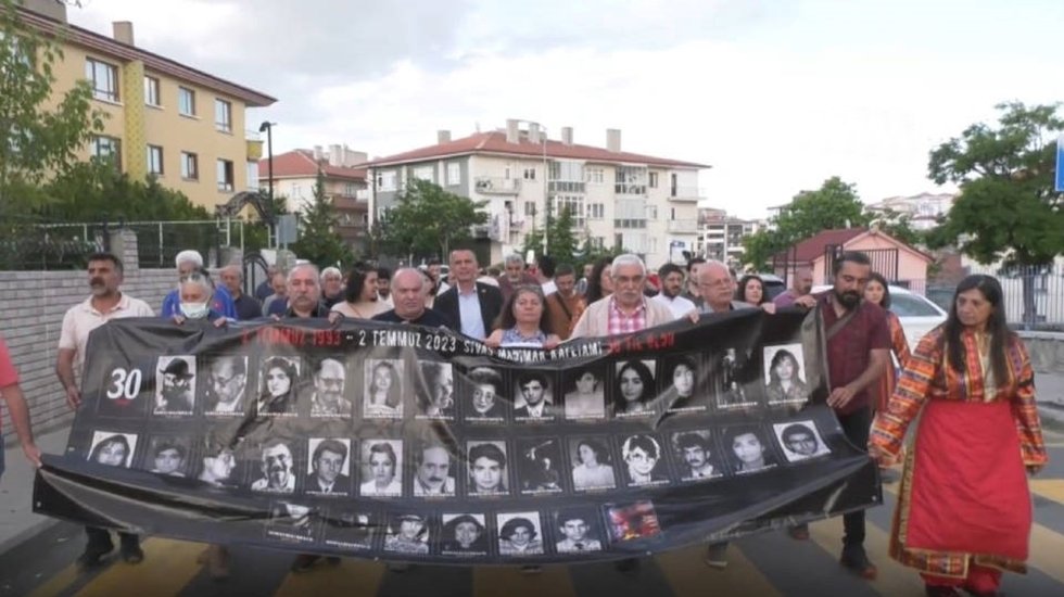 Madımak anmasındaki polis m&uuml;dahalesine tepki