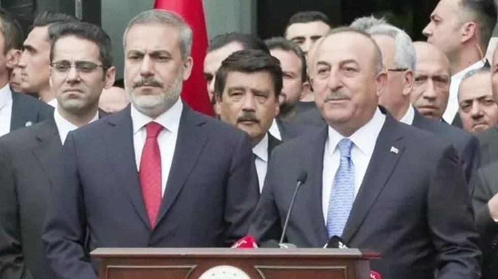 Mevl&uuml;t &Ccedil;avuşoğlu Dışişleri Bakanlığı g&ouml;revini Hakan Fidan&rsquo;a devretti