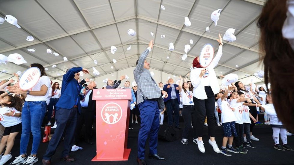 Minik öğrenciler İmamoğlu’yla birlikte mezuniyet şapkalarını fırlattı