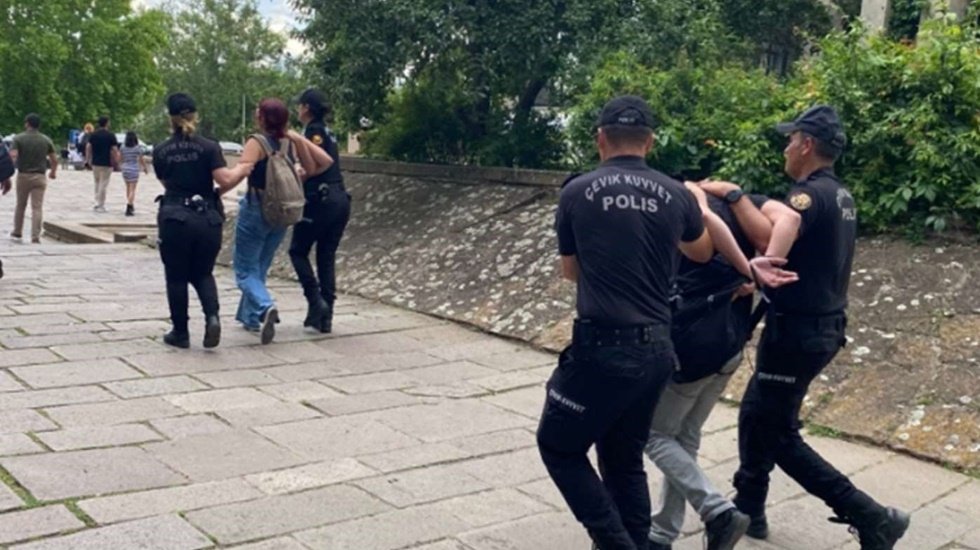 ODT&Uuml;&rsquo;de polis m&uuml;dahalesi: &Ccedil;ok sayıda &ouml;ğrenciye g&ouml;zaltı