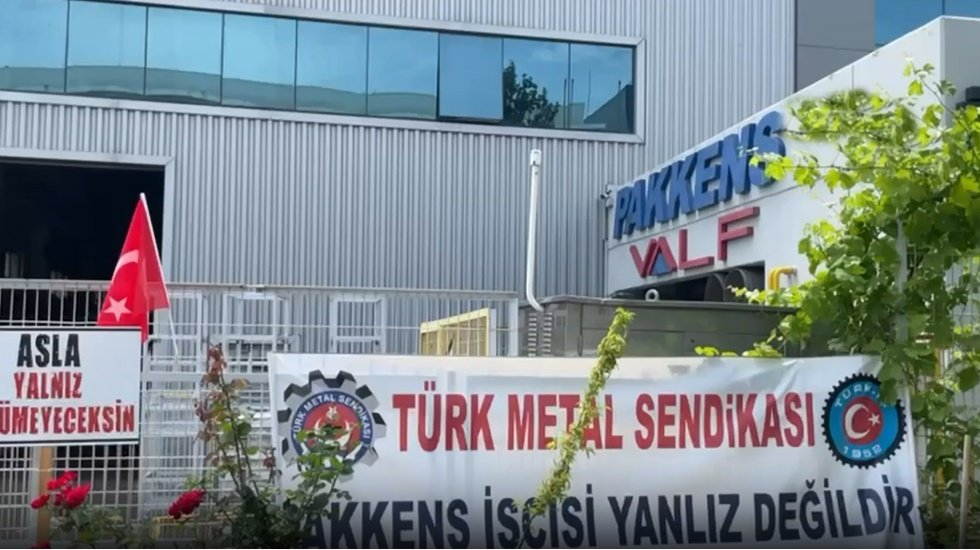 Sendika &uuml;yelerinin işine son verilen fabrikada direniş kararı alan iş&ccedil;iler &uuml;retimi durdurdu...