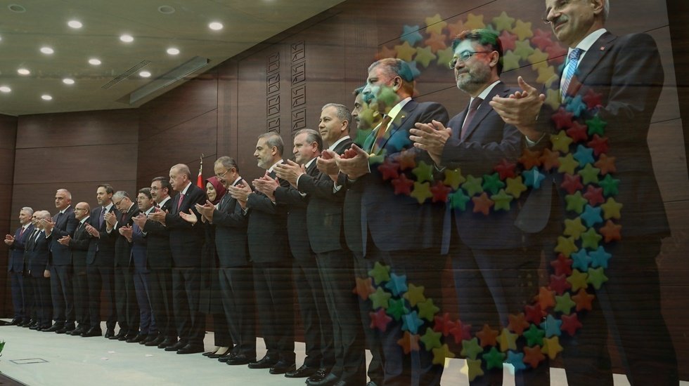 Yeni kabinenin ilk icraatı Bayram tatilini uzatmak oldu