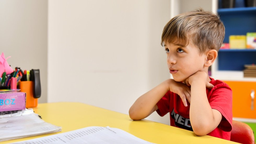 6 yaşındaki &Ouml;mer, eğitim alıp konuşma yetisini geliştirdi