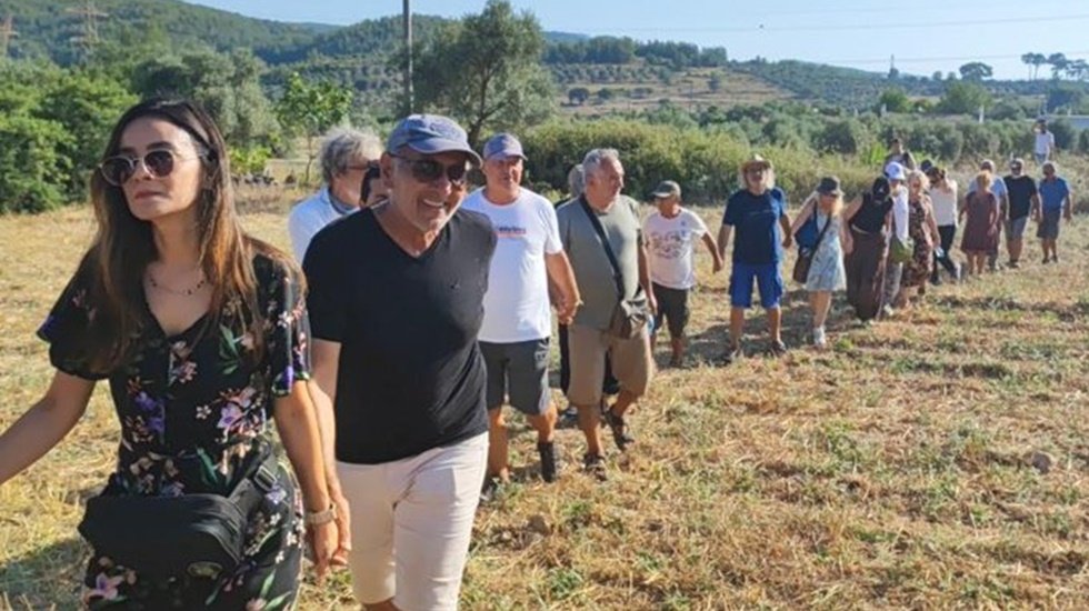 Orman yangınlarında s&ouml;nd&uuml;rme &ccedil;alışmalarına katılan insanlar kolluk kuvvetlerini karşılarında buldular.