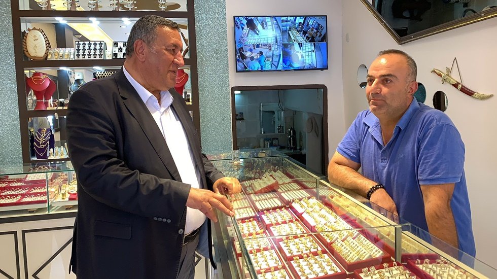D&uuml;ğ&uuml;nlerde sahte bir gram altın takılıyor!