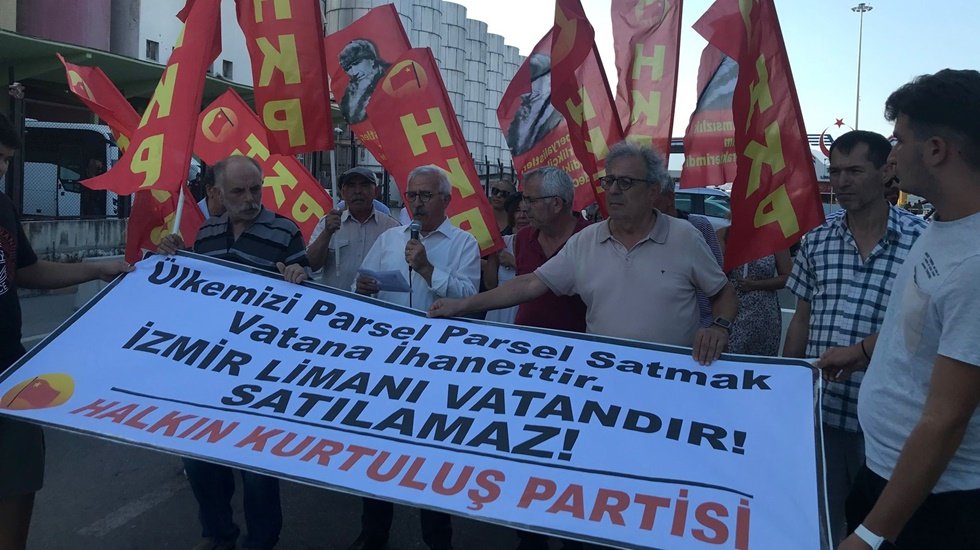 HKP, Alsancak Limanı&rsquo;nın satılmasını protesto etti: Kazan&ccedil;lı bir işletmeyi satmak a&ccedil;ık&ccedil;a vatana ihanettir...