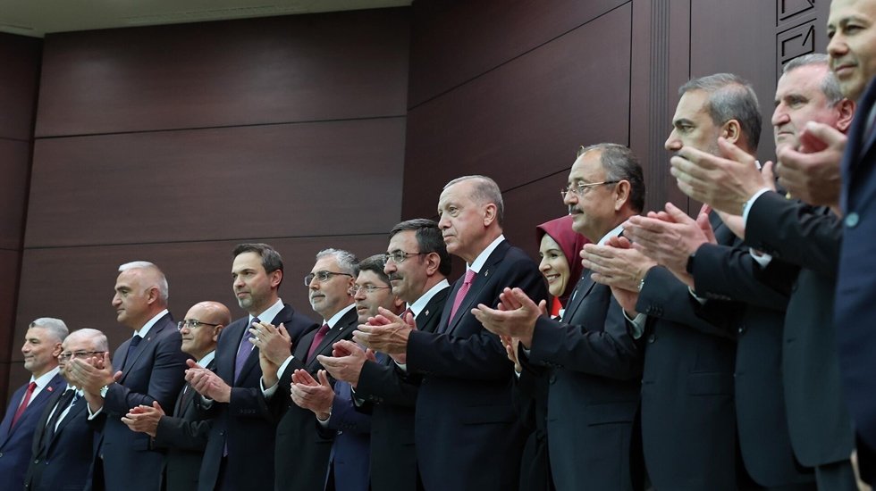 CHP Bakanların karnesini yayınladı: 83 milyona değil 1 kişiye hesap veriyorlar...