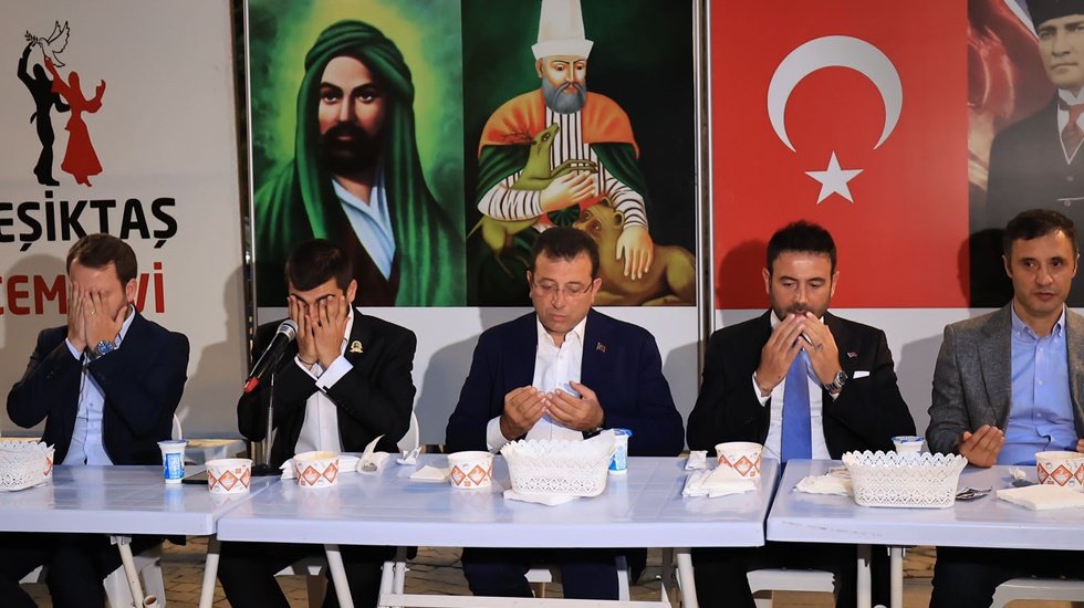 Muharrem lokması Beşiktaş K&uuml;lt&uuml;r ve Cemevi&rsquo;nde...