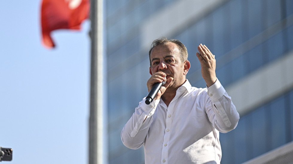 &Ouml;zg&uuml;r &Ouml;zel'e Tanju &Ouml;zcan'dan destek geldi: Kazanman i&ccedil;in elimden geleni yapacağım