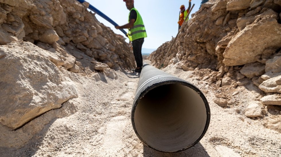 100 dev projeden biri olan Menemen'in mahallelerinin i&ccedil;me suyu hattı yenileniyor