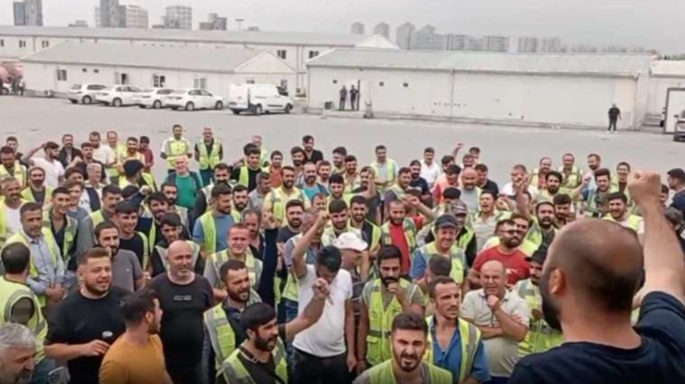 AKP'li Belediyenin işçileri, düşük ücretlere ve kötü çalışma koşullarına karşı iş bıraktı.