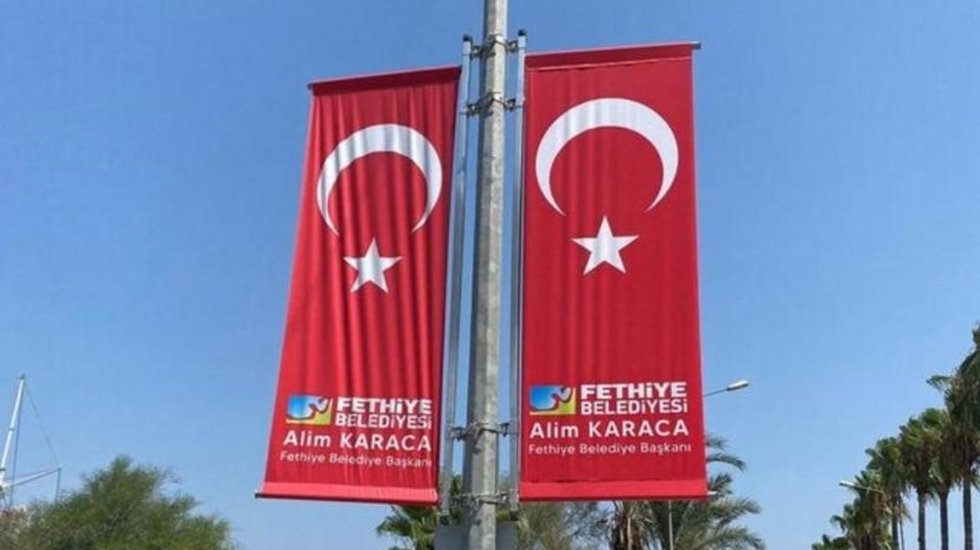 Belediye Başkanının adını yazdırdığı T&uuml;rk bayrağı tasarımına soruşturma