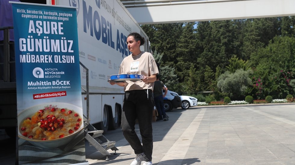 B&uuml;y&uuml;kşehir&rsquo;den 50 bin kişiye aşure ikramı