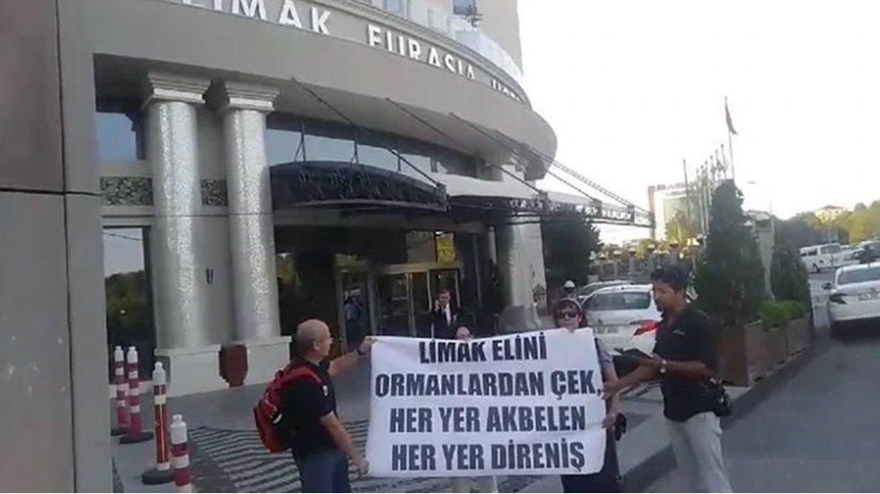 Doğa aktivistlerinden Limak'ın otelinin &ouml;n&uuml;nde eylem